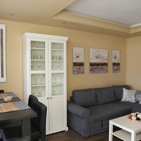 Apartmán Avenida De La Cornisa 11 *